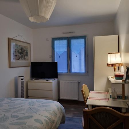 1 Chambre Pour 2 Personnes "Chez L'Habitant" Maison Possede Un Petit Chien Quincy-Voisins Exterior foto