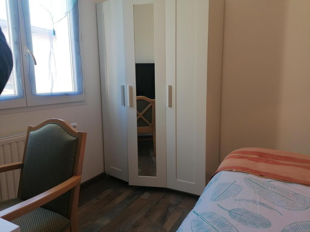 1 Chambre Pour 2 Personnes "Chez L'Habitant" Maison Possede Un Petit Chien Quincy-Voisins Exterior foto
