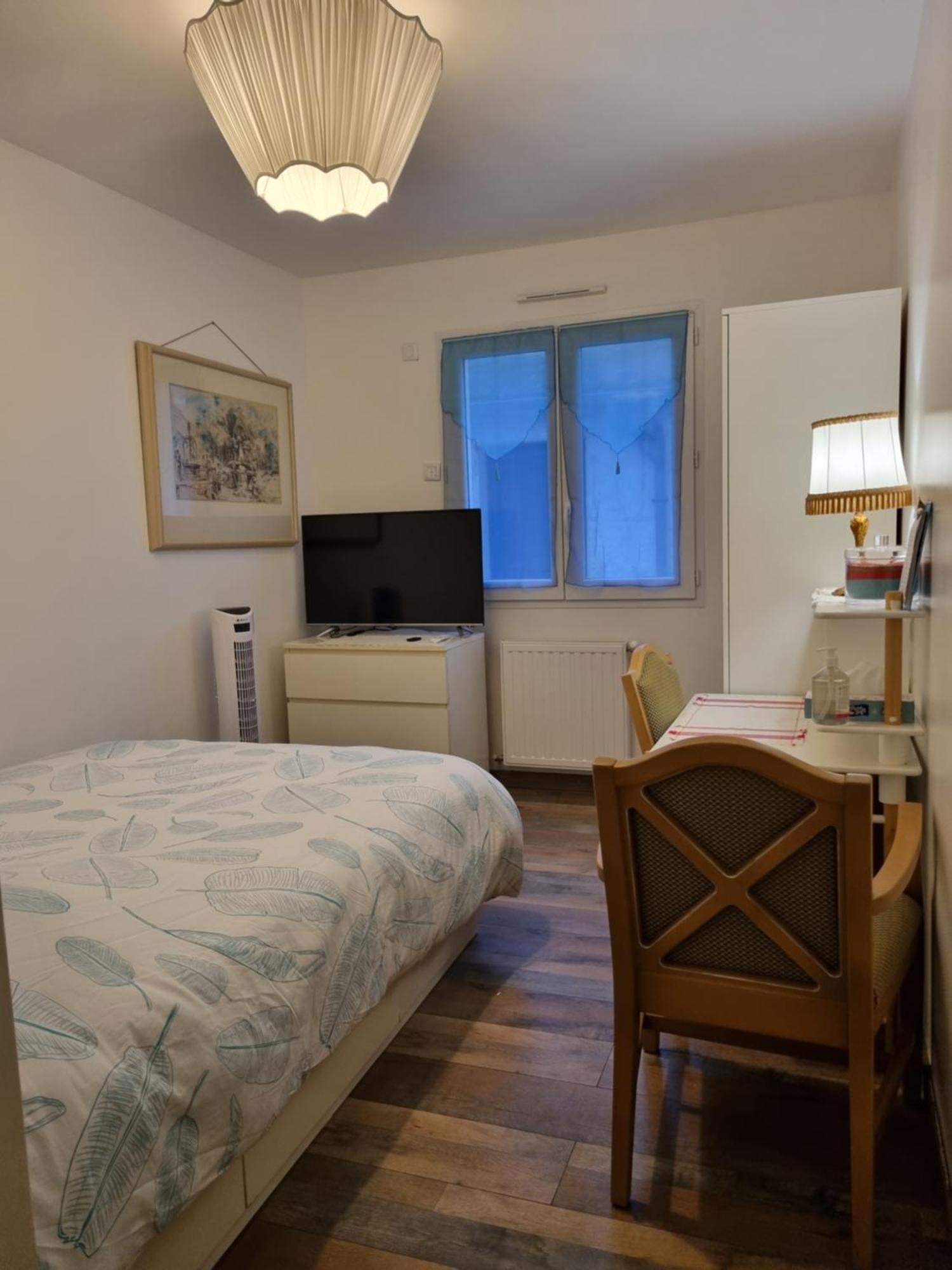 1 Chambre Pour 2 Personnes "Chez L'Habitant" Maison Possede Un Petit Chien Quincy-Voisins Exterior foto